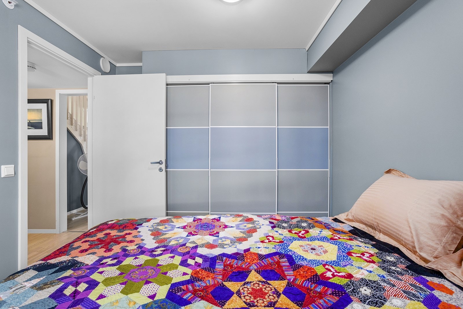Hovedsoverom med integrert skyvedørsgarderobe. Galleribilde