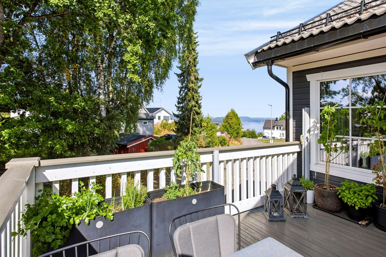 Uteplass på hele 14 kvm med fjordgløtt. Galleribilde
