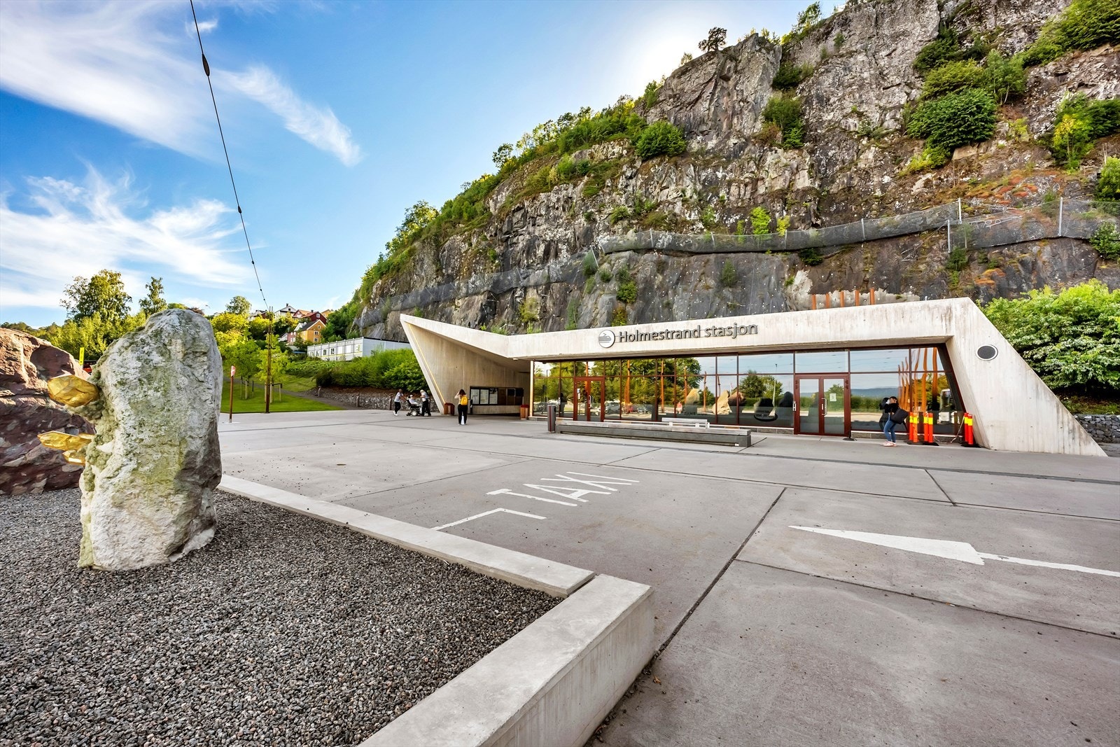 Holmestrand togstasjon som bl.a. tar deg inn til Oslo på rundt 50 minutter. Galleribilde