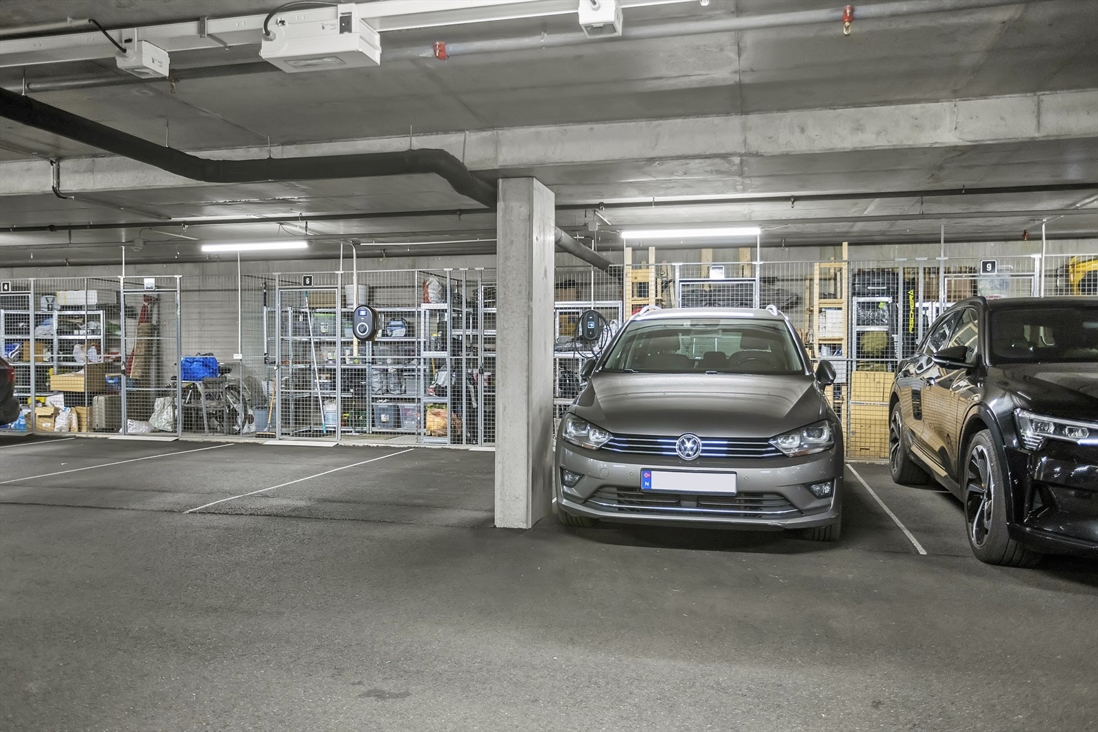 Garasjeplass og bod på fellesområdet. Galleribilde