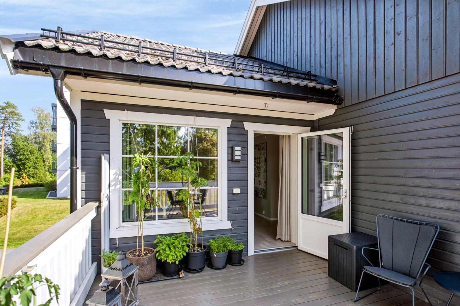 Usjenert og flott uteplass med svært lite innsyn. Adkomst fra stuen. Galleribilde
