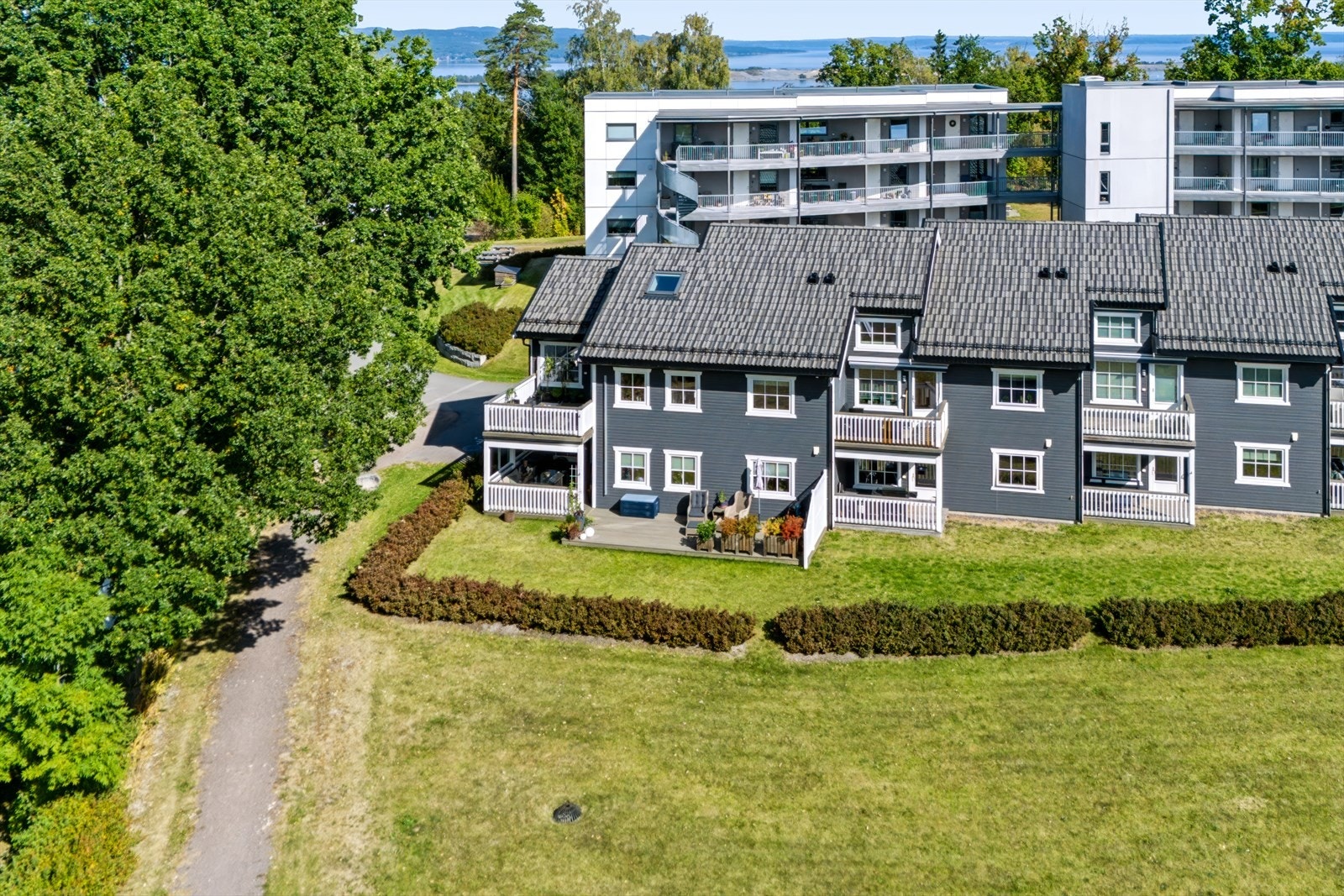 Fine fellesarealer i sameiet som passer ypperlig for familier med barn. Her er det stort grøntområde, beplantning, sittebenker og lekeapparater. Asfalterte internveier. Galleribilde