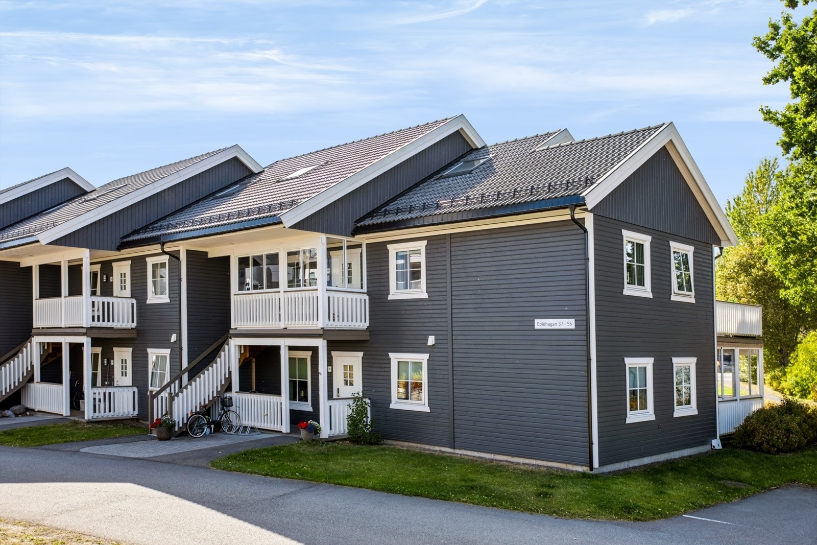 Koselig nabolag i grønne omgivelser med kort vei til det meste. Galleribilde