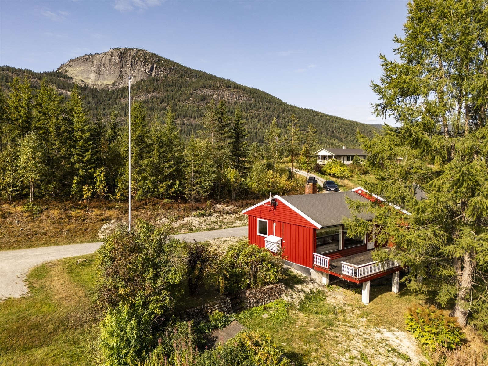 Fra eiendommen er det utsikt mot den ikoniske fjelltoppen Andersnatten. Galleribilde