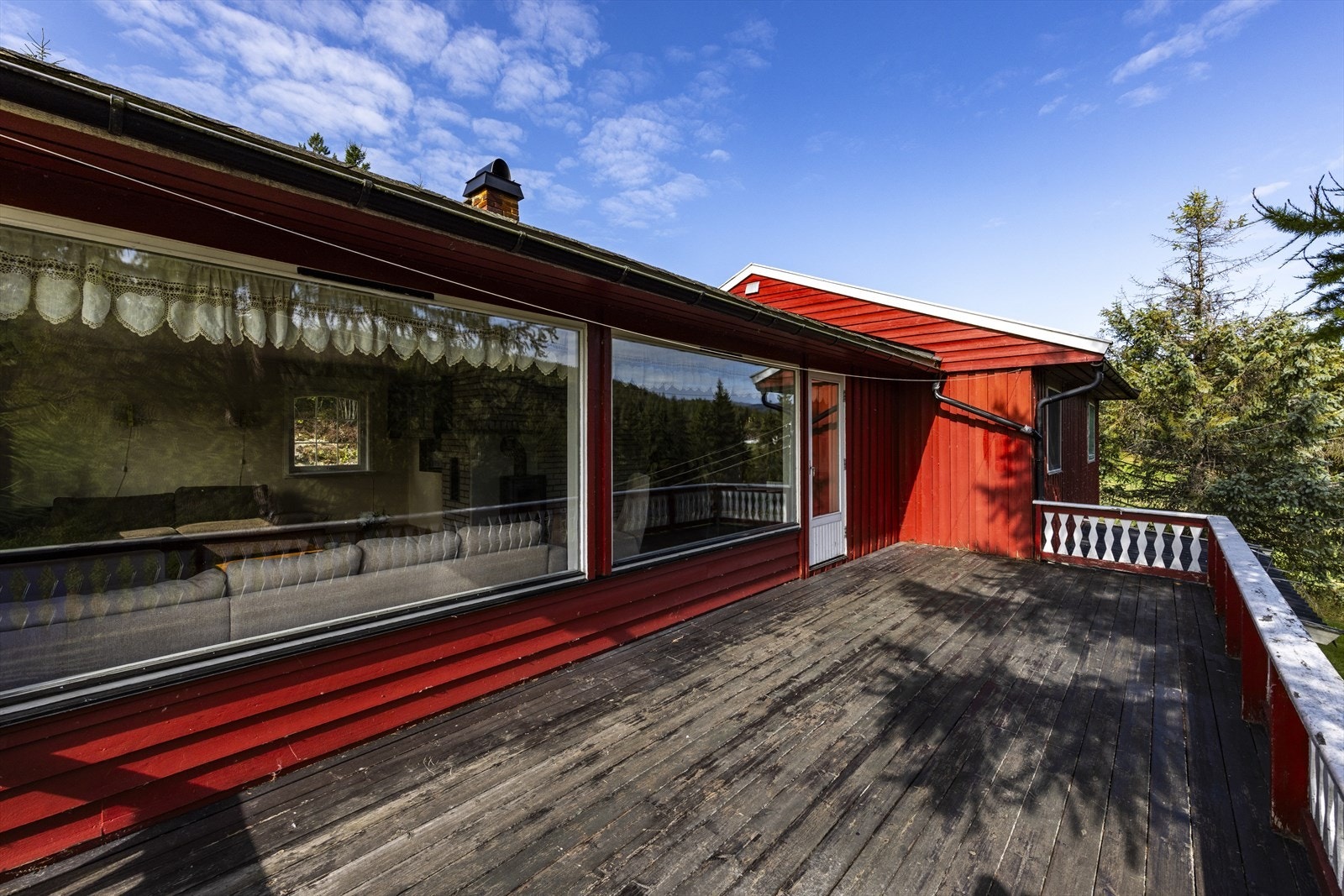 Romslig terrasse i trekonstruksjon med direkte utgang fra stuen. Galleribilde
