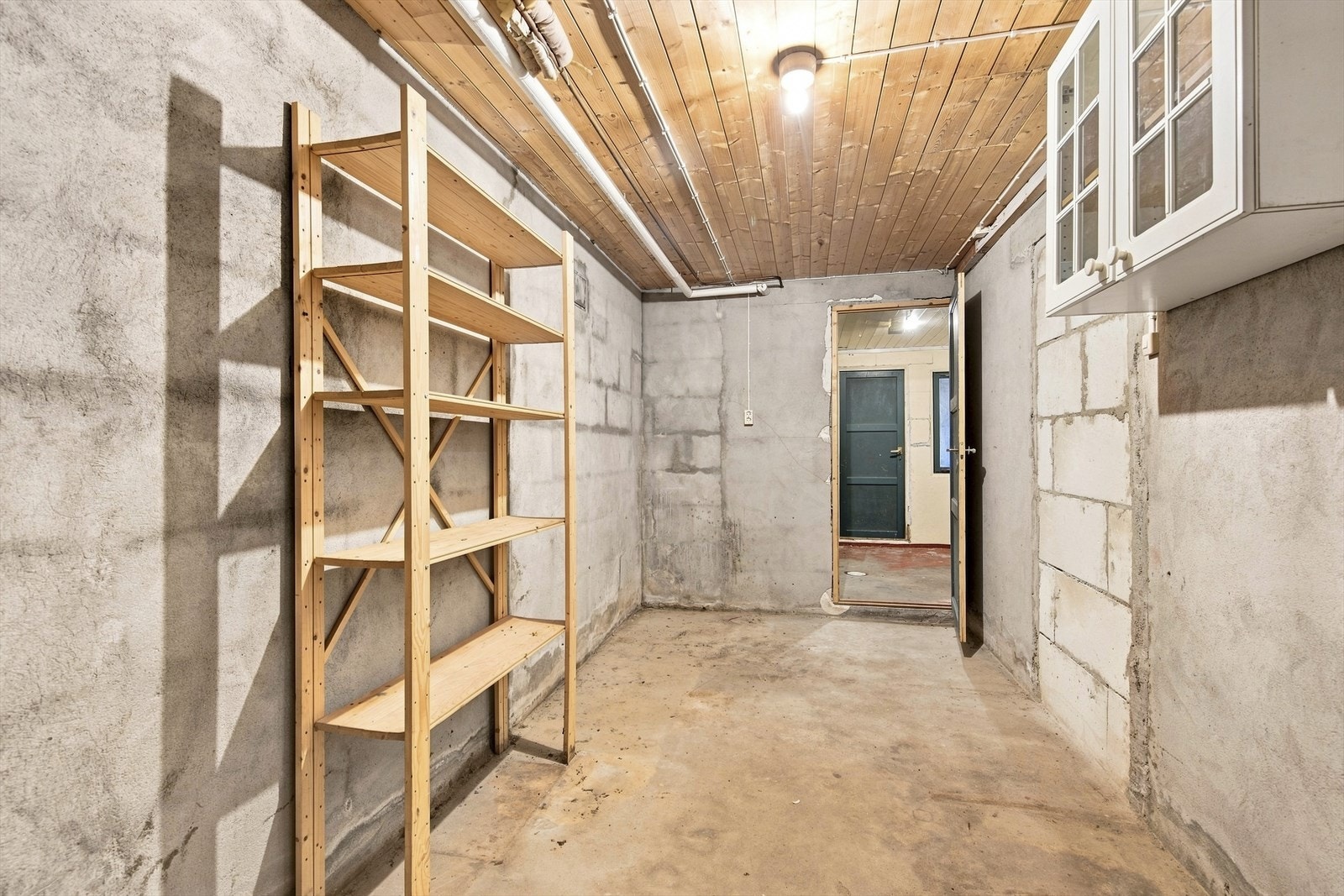 Kjelleren byr på rikelig med lagringsplass i totalt fem boder. Galleribilde