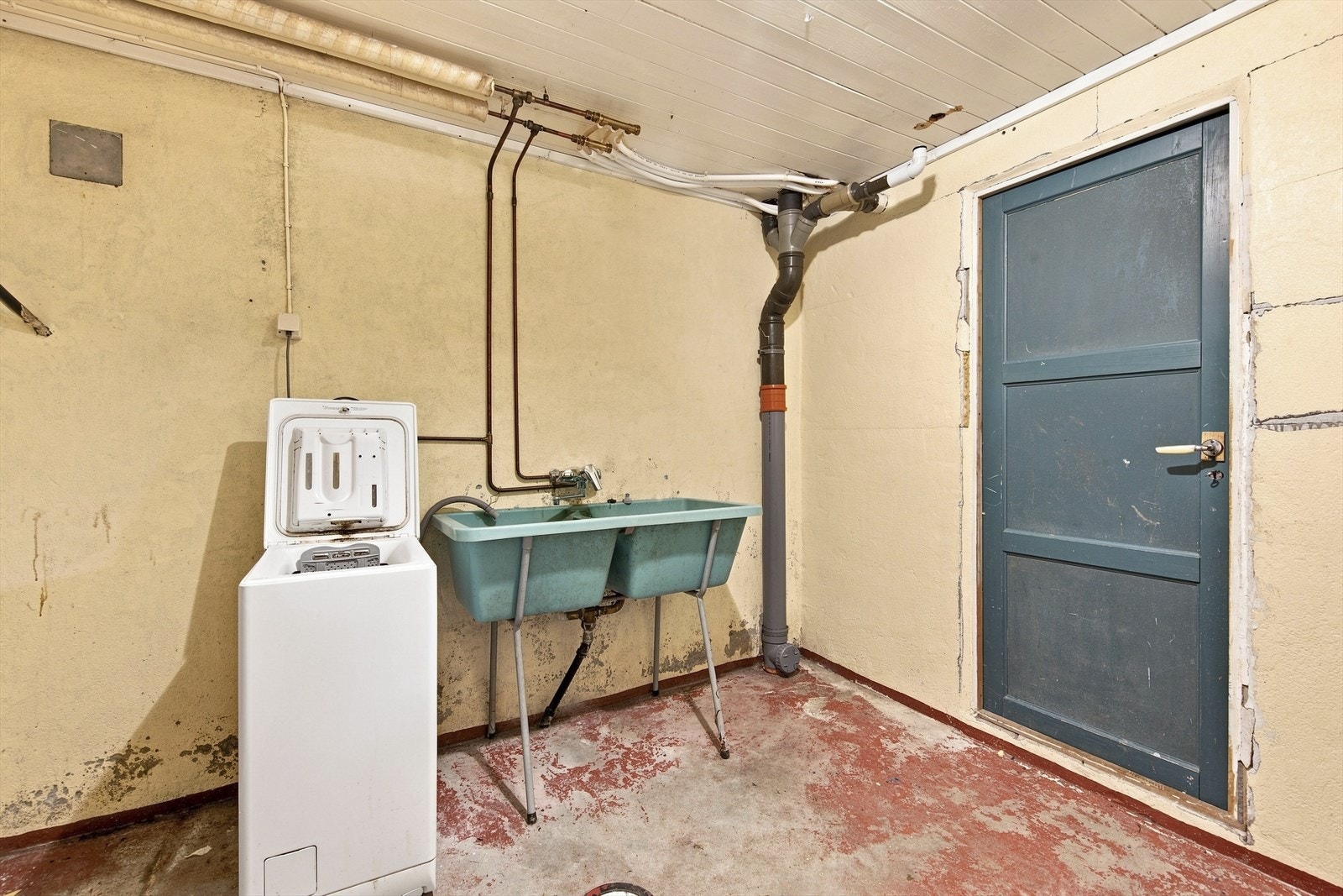 Eget vaskerom i kjelleren med utslagsvask og opplegg for vaskemaskin. Galleribilde