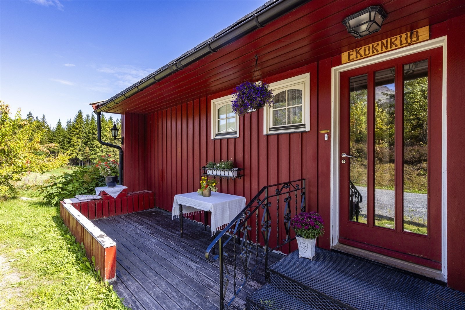 Hyggelig platting ved inngangspartiet, etablert direkte på terreng. Galleribilde