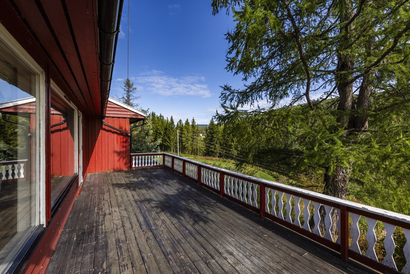 Fra terrassen er det fin utsikt over nærområdet og omkringliggende natur. Galleribilde
