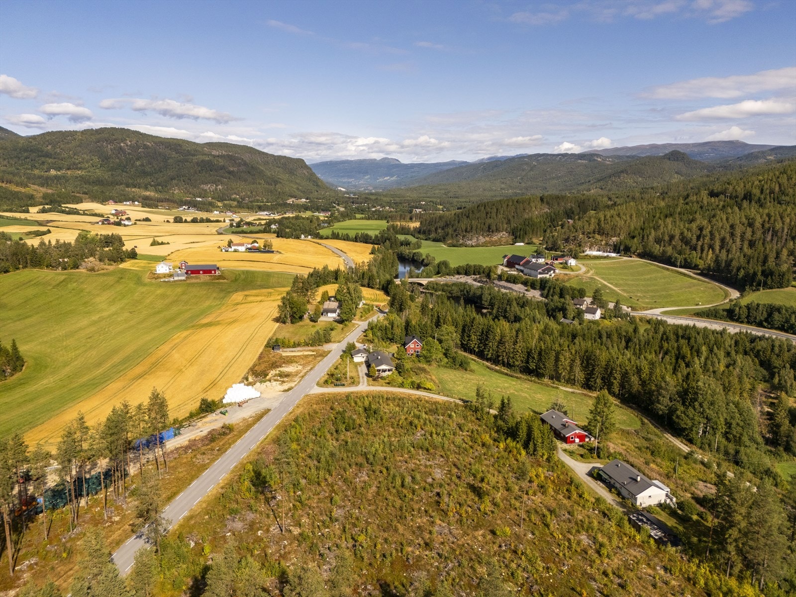 Eiendommen ligger i et landlig og åpent landskap i Sigdal. Galleribilde