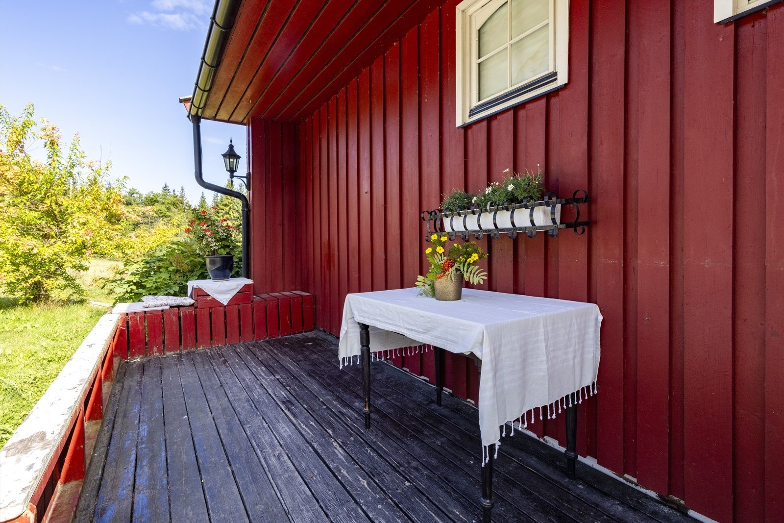 Uteplass ved inngangen med plass til en liten sittegruppe. Galleribilde