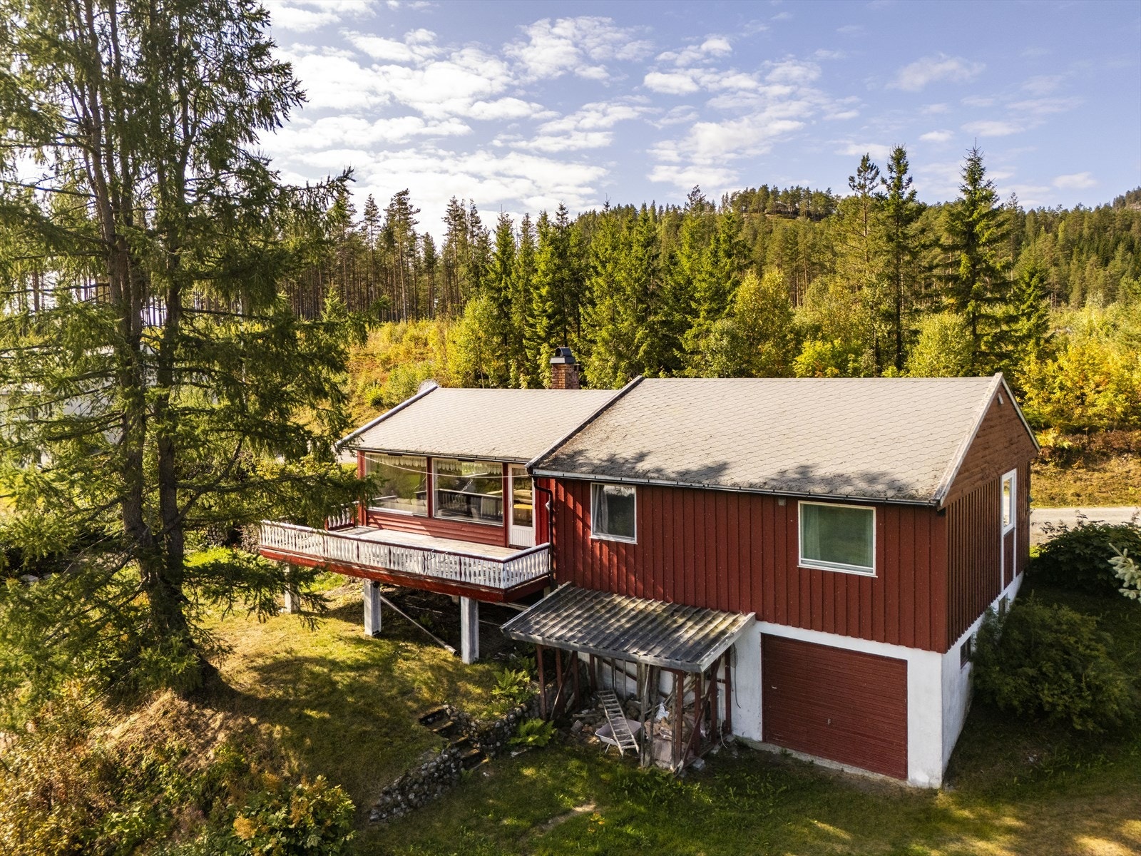 Enebolig over to plan med integrert garasje og stor terrasse. Galleribilde
