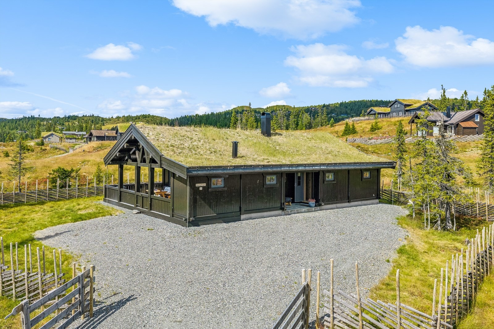 Om sommeren byr området på flotte tur- og sykkelmuligheter, mens du vinterstid har skiløyper like ved hytta. En perfekt helårshytte for hele familien! - Velkommen på visning! Galleribilde