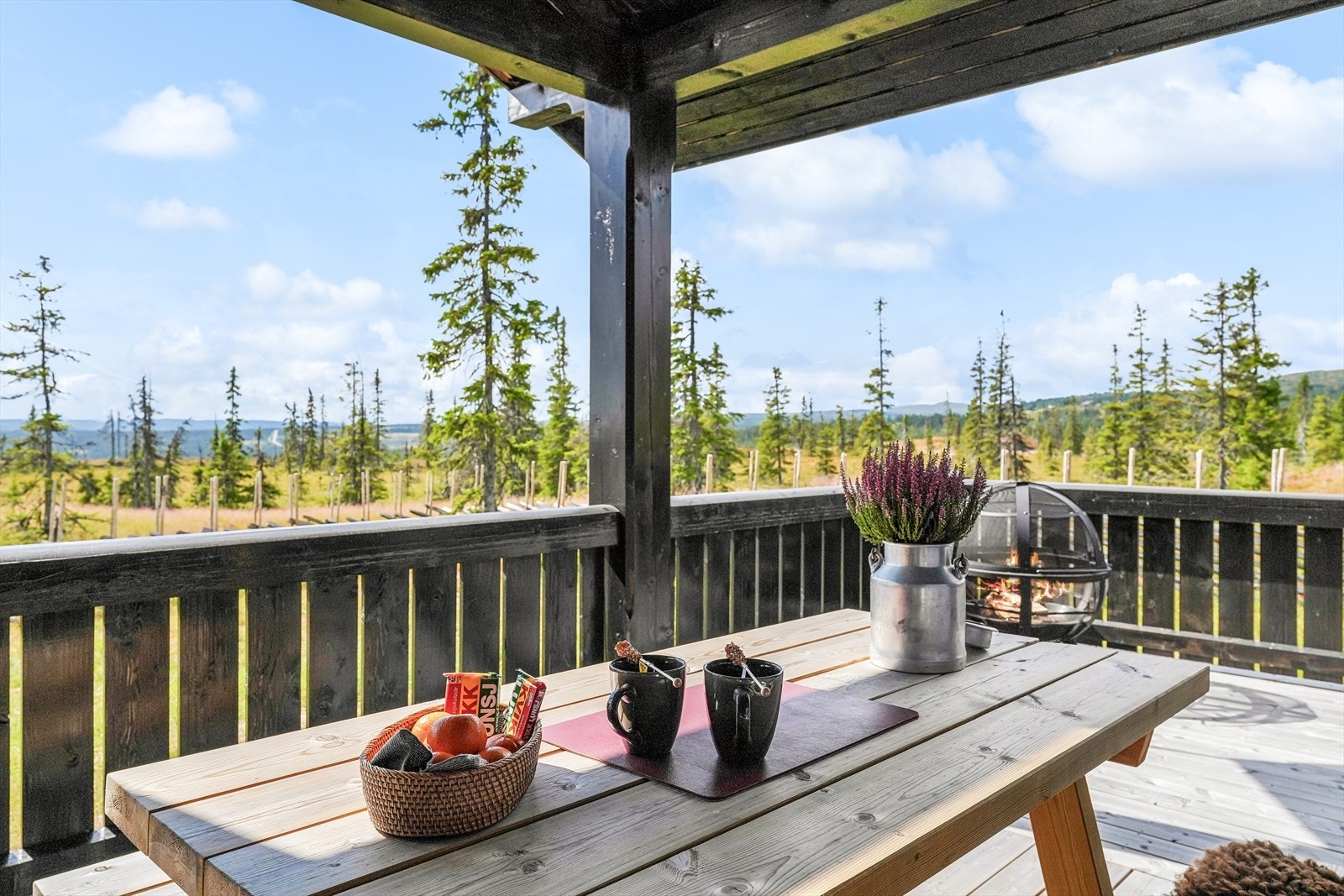 Her finner du en nyere, stilren hytte med vakker beliggenhet i Ølnesseter Hyttegrend. Hytta ligger åpent og fritt til innerst i veien med flott utsikt mot Raudalsfjellet. Galleribilde