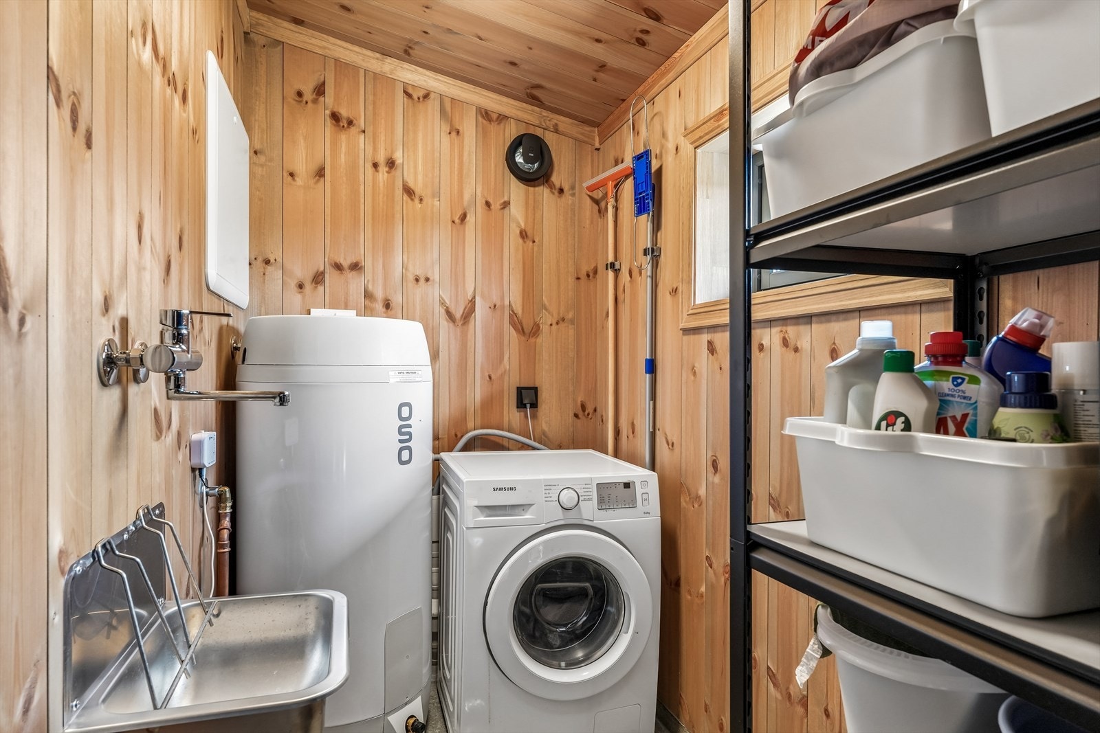 I tillegg til to bad finnes et praktisk vaskerom/teknisk rom med plass til vaskemaskin, vaskekum, varmtvannsbereder og tekniske installasjoner. Galleribilde