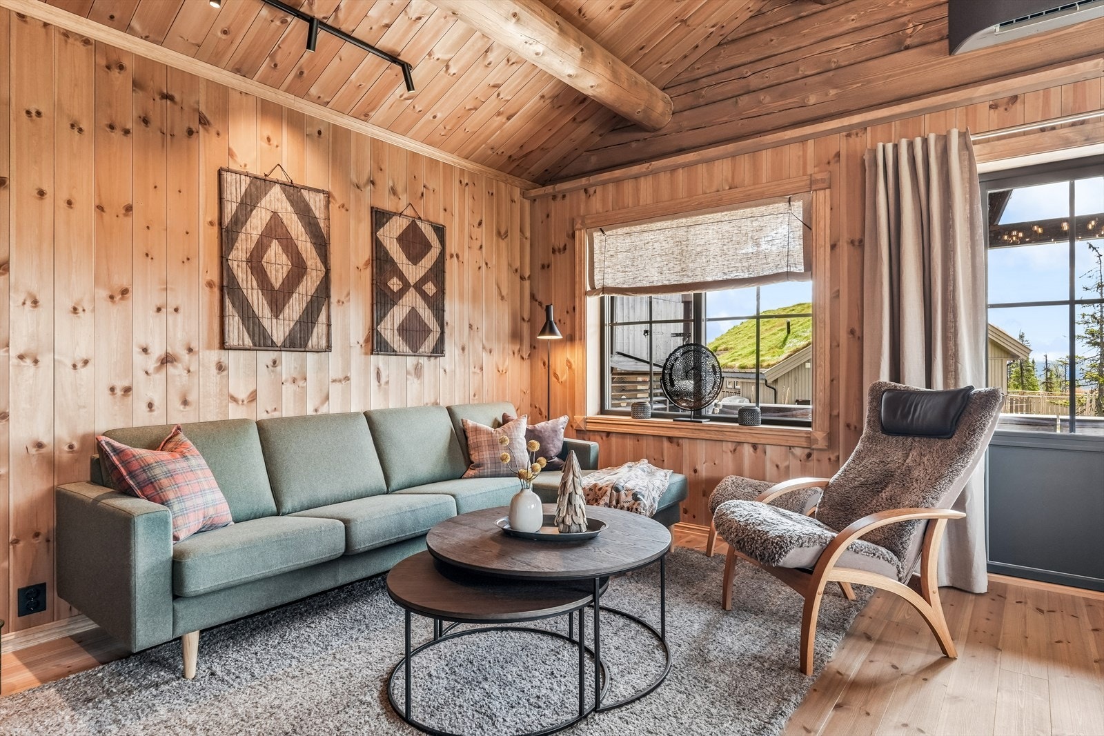 Store vindusflater rammer inn utsikten mot fjellene og slipper naturen tett på. Galleribilde