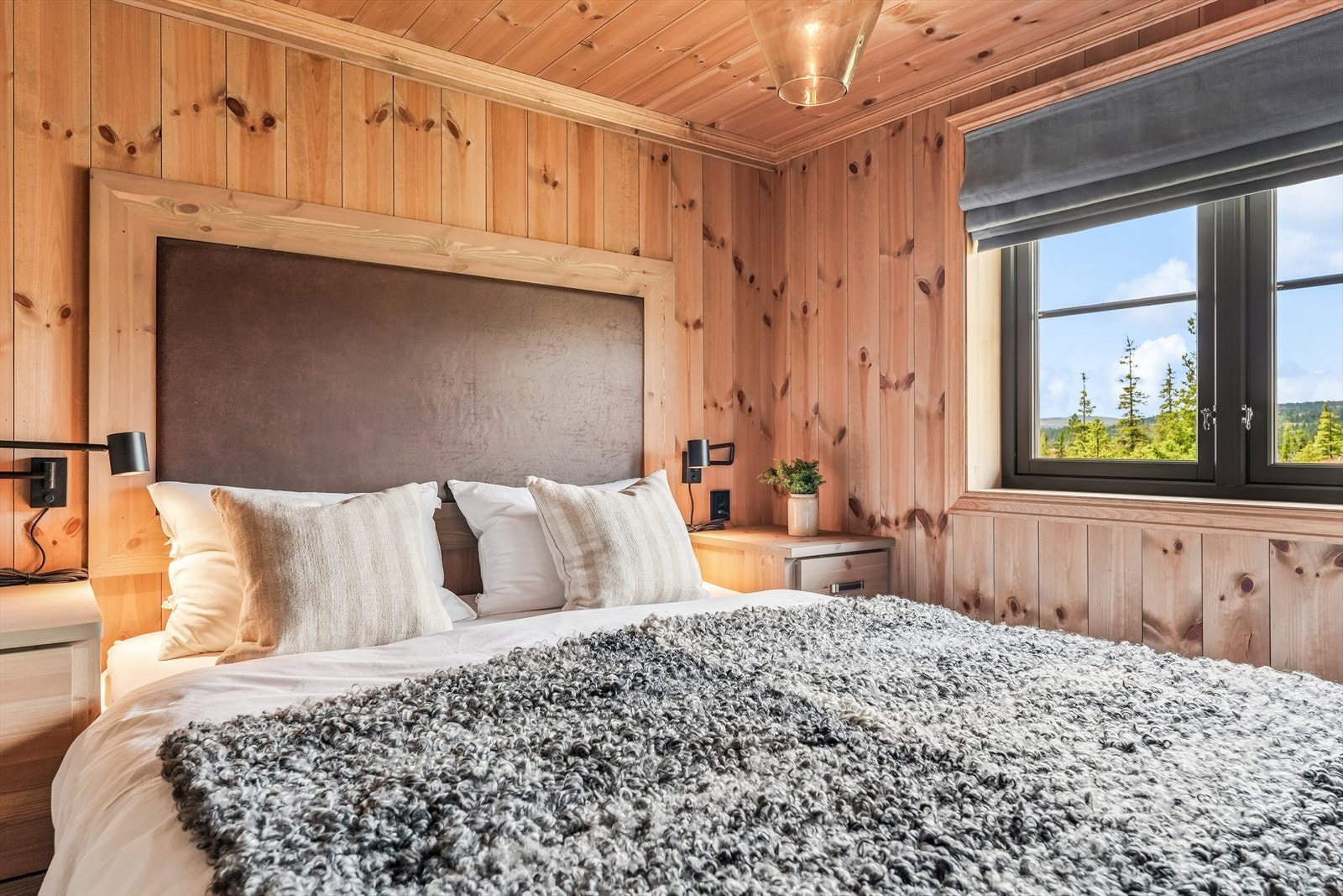 I hytta er det tre lune og hyggelige soverom med panelte vegger og gode vindusflater som slipper inn naturlig lys. Galleribilde