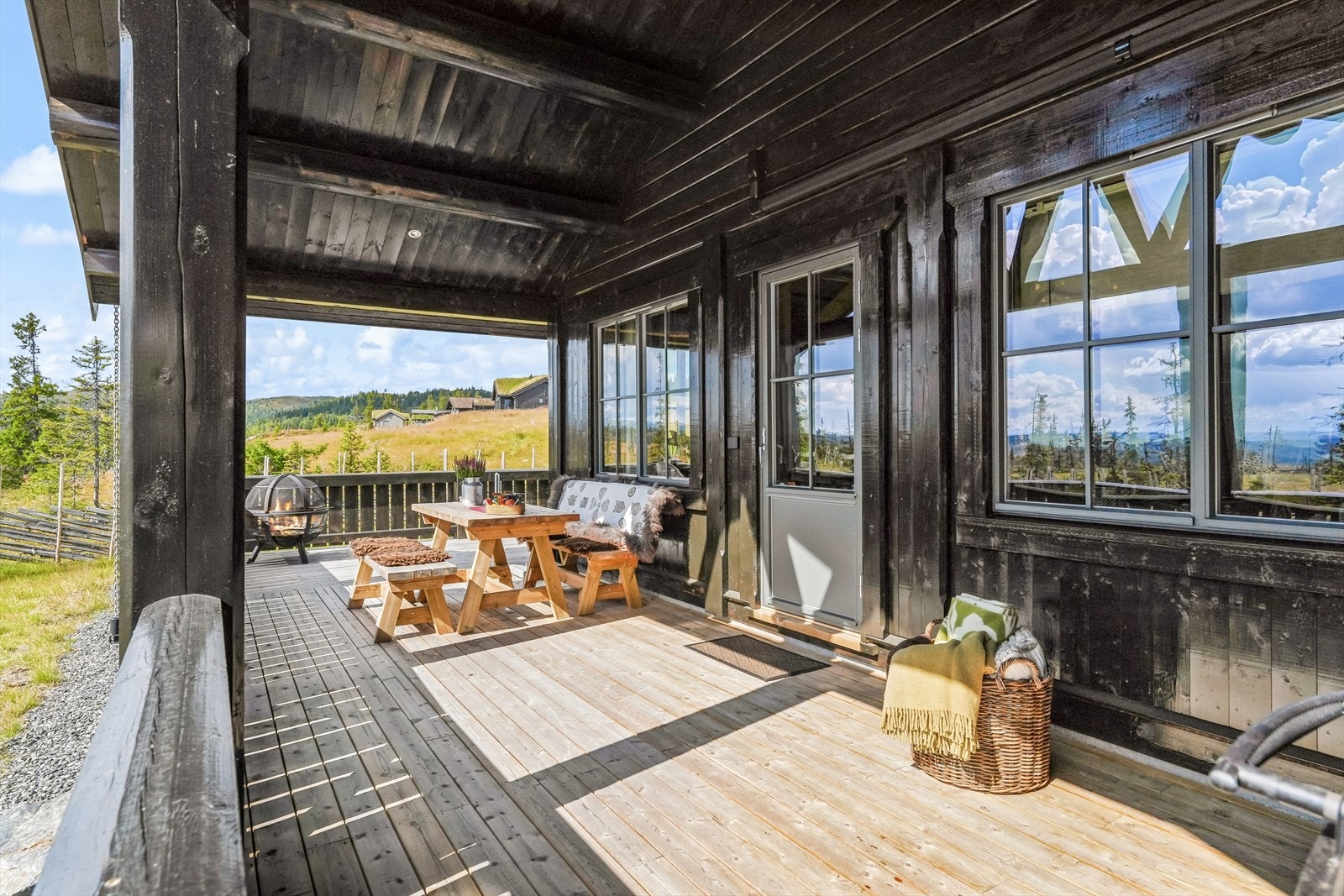 Den overbygde terrassen innbyr til lange dager i solen og hyggelige kvelder med familie og venner. Galleribilde