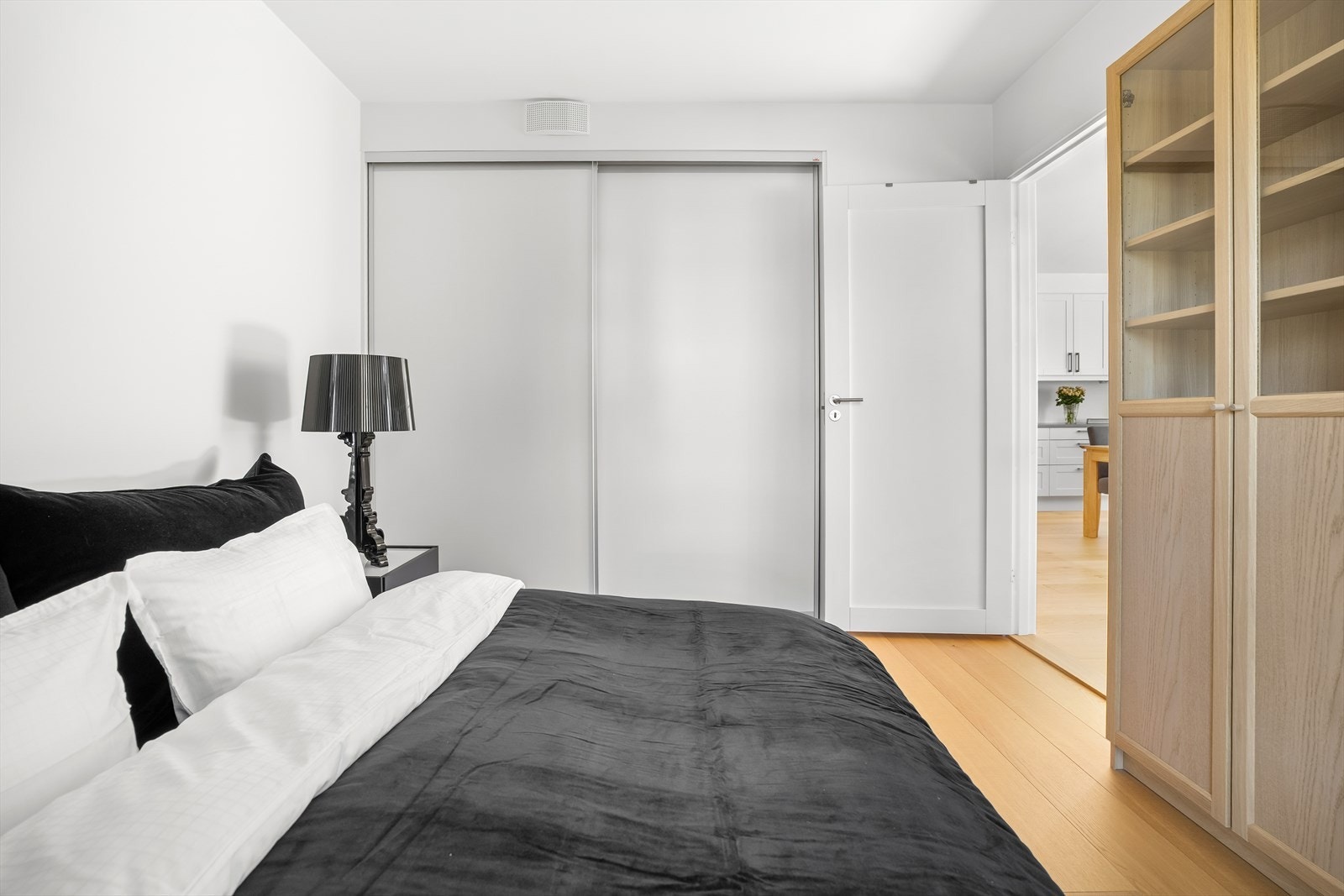 Rommer har en behagelig størrelse og praktisk skyvedørsgarderobe med gode oppbevaringsmuligheter. Galleribilde