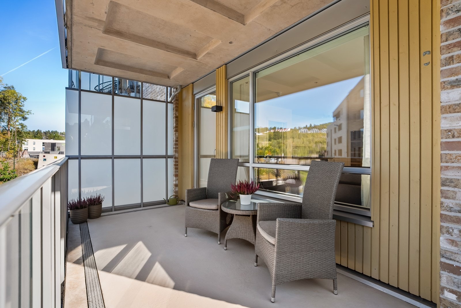 Fra stuen er det utgang til en romslig, overbygget balkong. Galleribilde