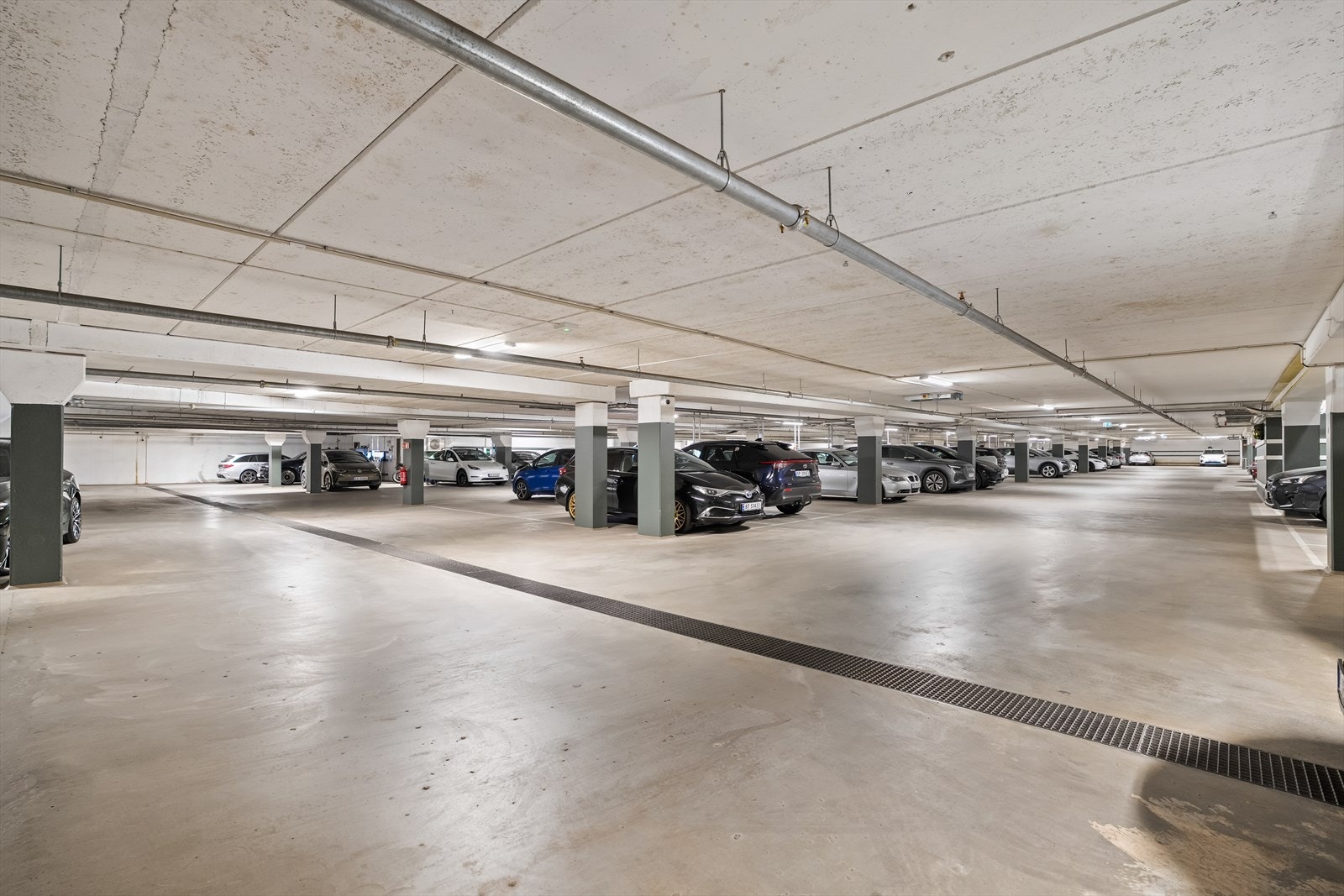 Leiligheten disponerer en fast parkeringsplass i et romslig, felles garasjeanlegg. Galleribilde