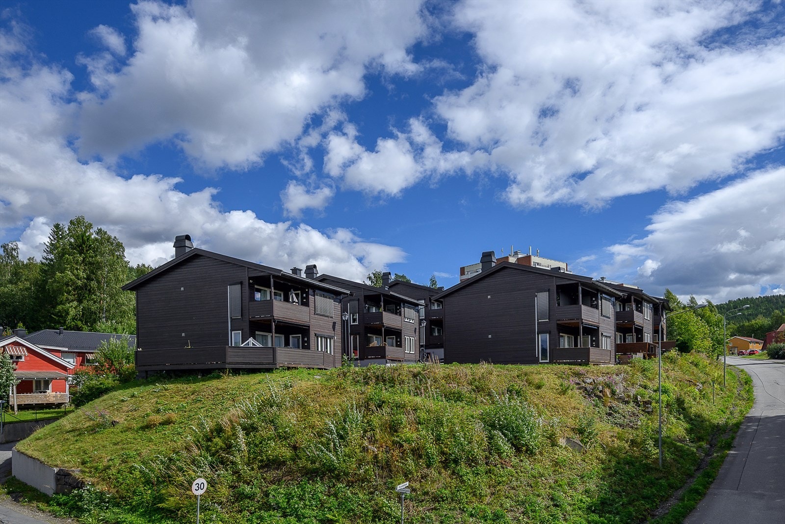 Etablert område i gangavstand fra Lillehammer sentrum. Her er du i tillegg tett på fine turmuligheter både sommer og vinter og har i fin gangavstand til idrettsanlegg, Maihaugen m.m. Galleribilde