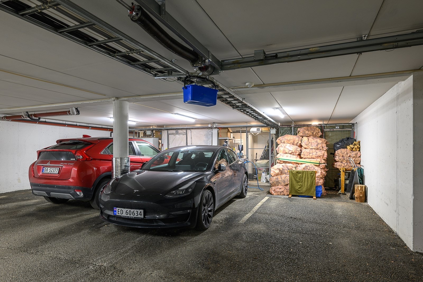 Fast biloppstillingsplass med elbillader og bod i felles garasjeanlegg. Galleribilde