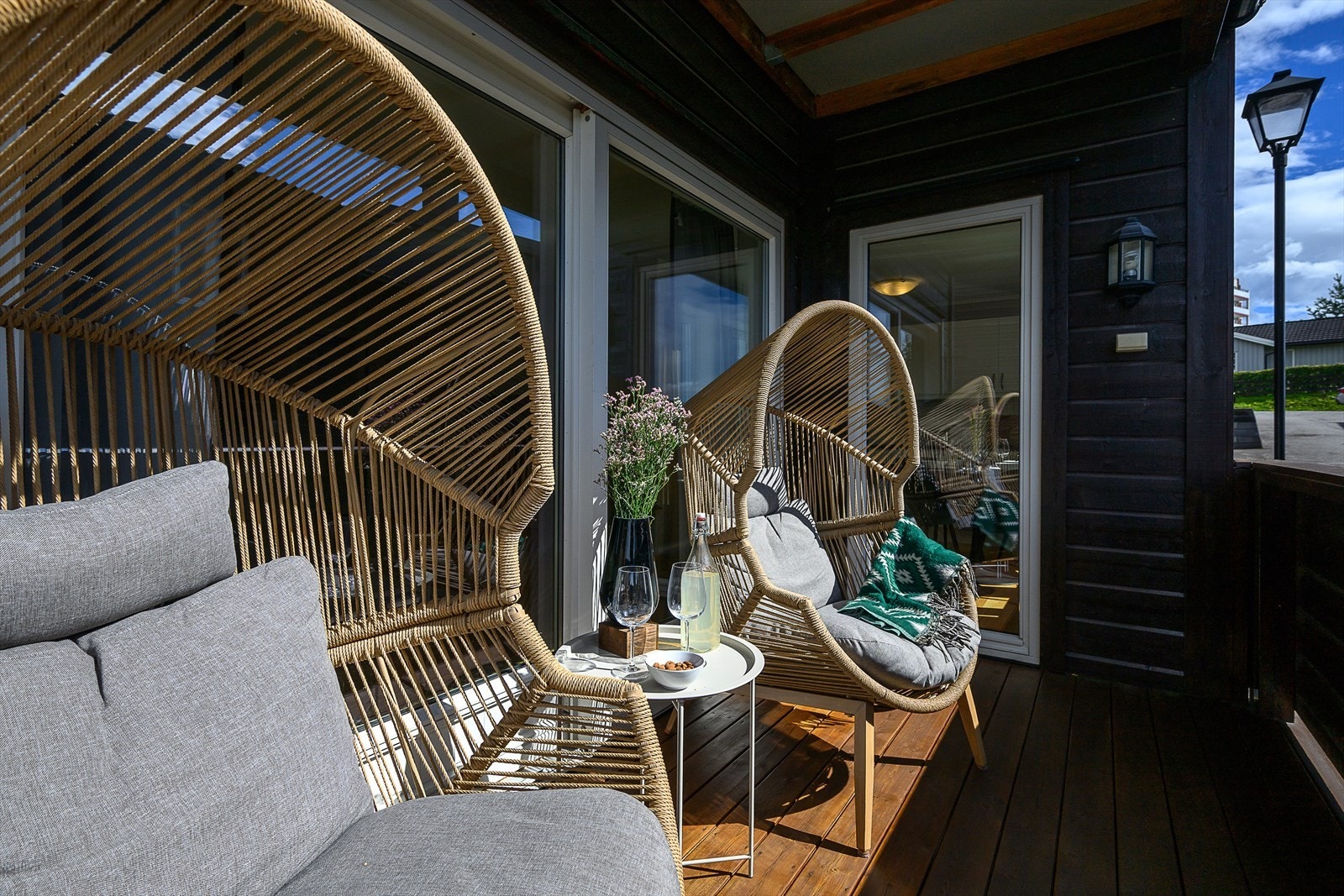 Den takoverbygde veranda har god plass til en hyggelig sittegruppe. Galleribilde