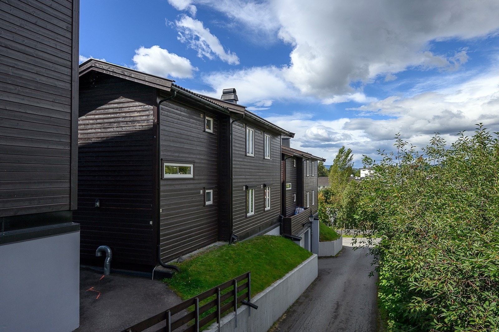 Adkomst fra Nybuvegen med innkjørsel til felles garasjeanlegg. Galleribilde