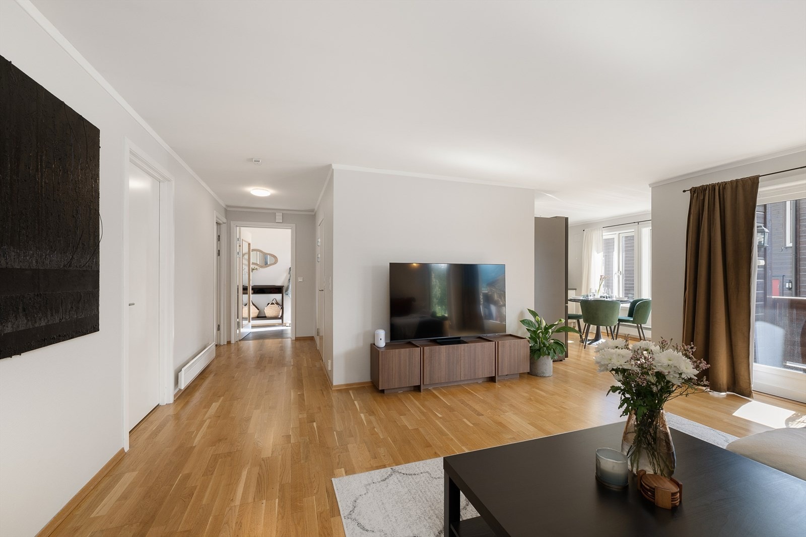 Leiligheten har gode muligheter for møblering av sofagruppe m.m. Galleribilde
