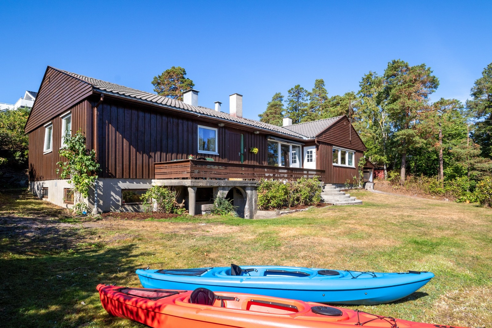 Velkommen til en romslig og innholdsrik bolig med sjøutsikt, flere oppholdsrom og flotte utearealer! Galleribilde