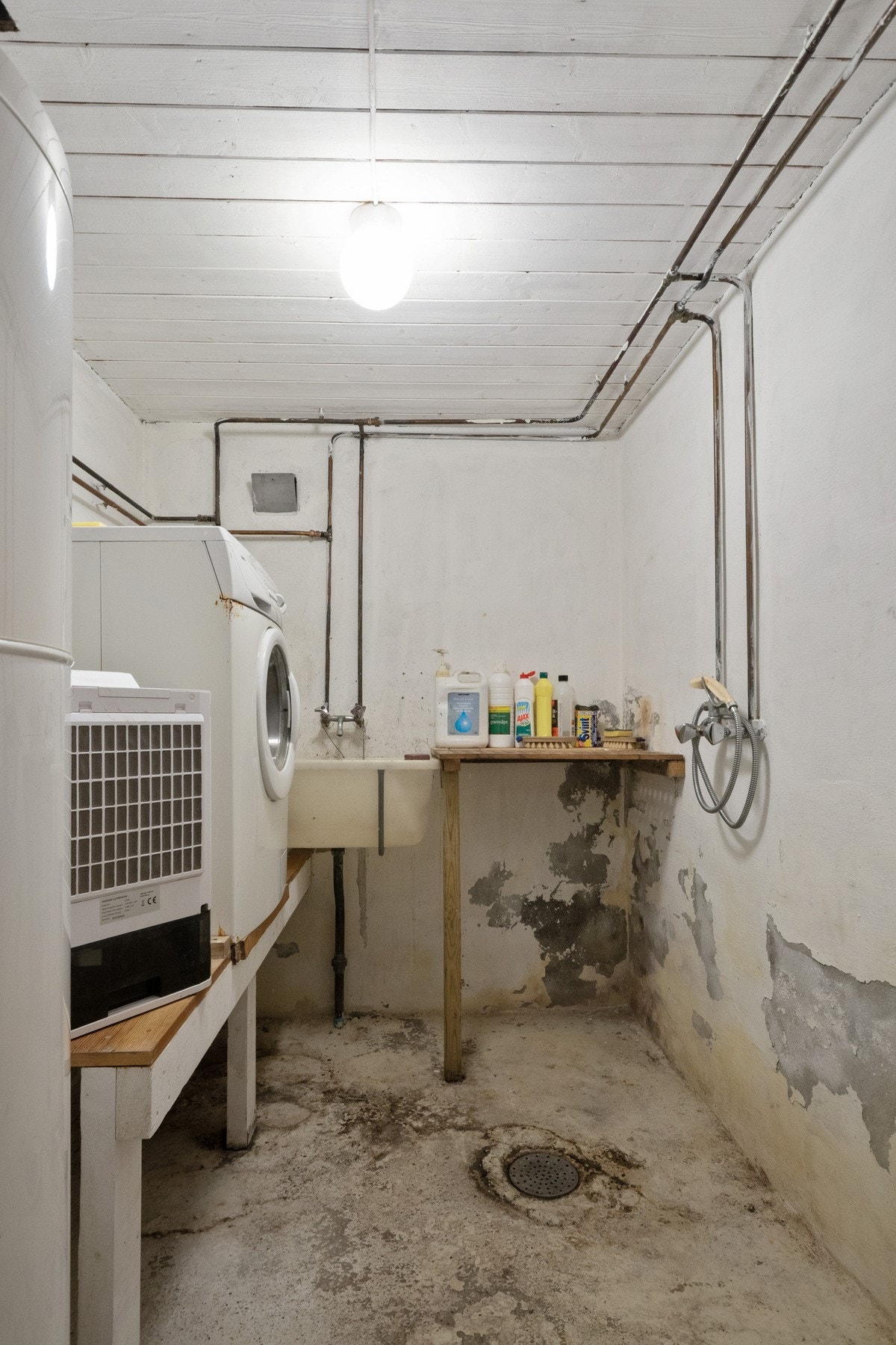 Kjeller vaskerom: Separat vaskerom med utslagsvask, stor varmtvannstank og opplegg for vaskemaskin. Galleribilde