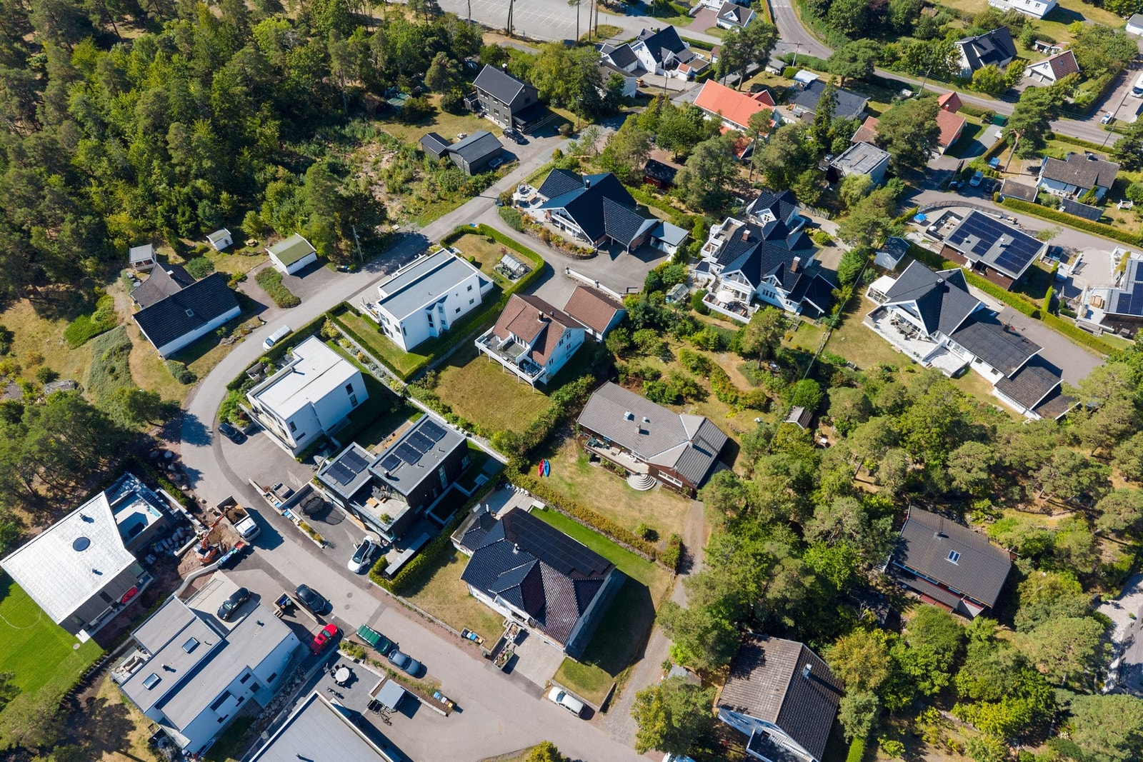 Et hyggelig og variert nærområde med en fin kombinasjon av boligbebyggelse, grøntområder og kystnatur. Galleribilde