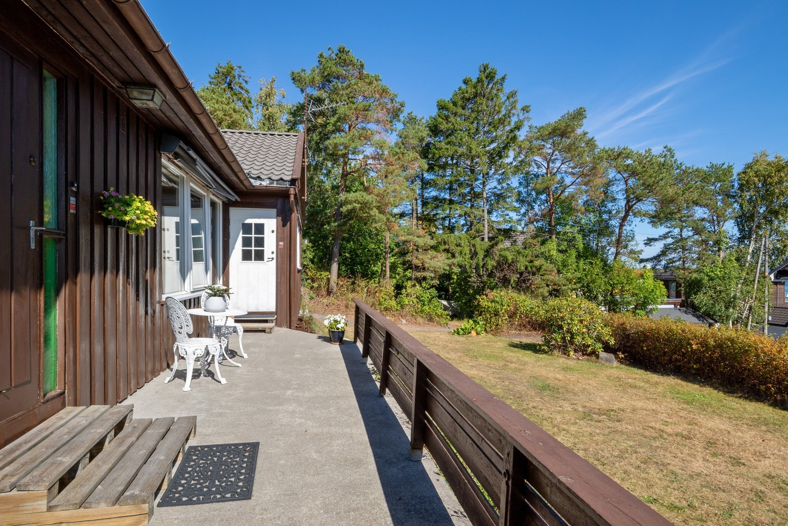 Uteplassen grenser mot den grønne hagen og byr på utsyn mot sjøen. Galleribilde