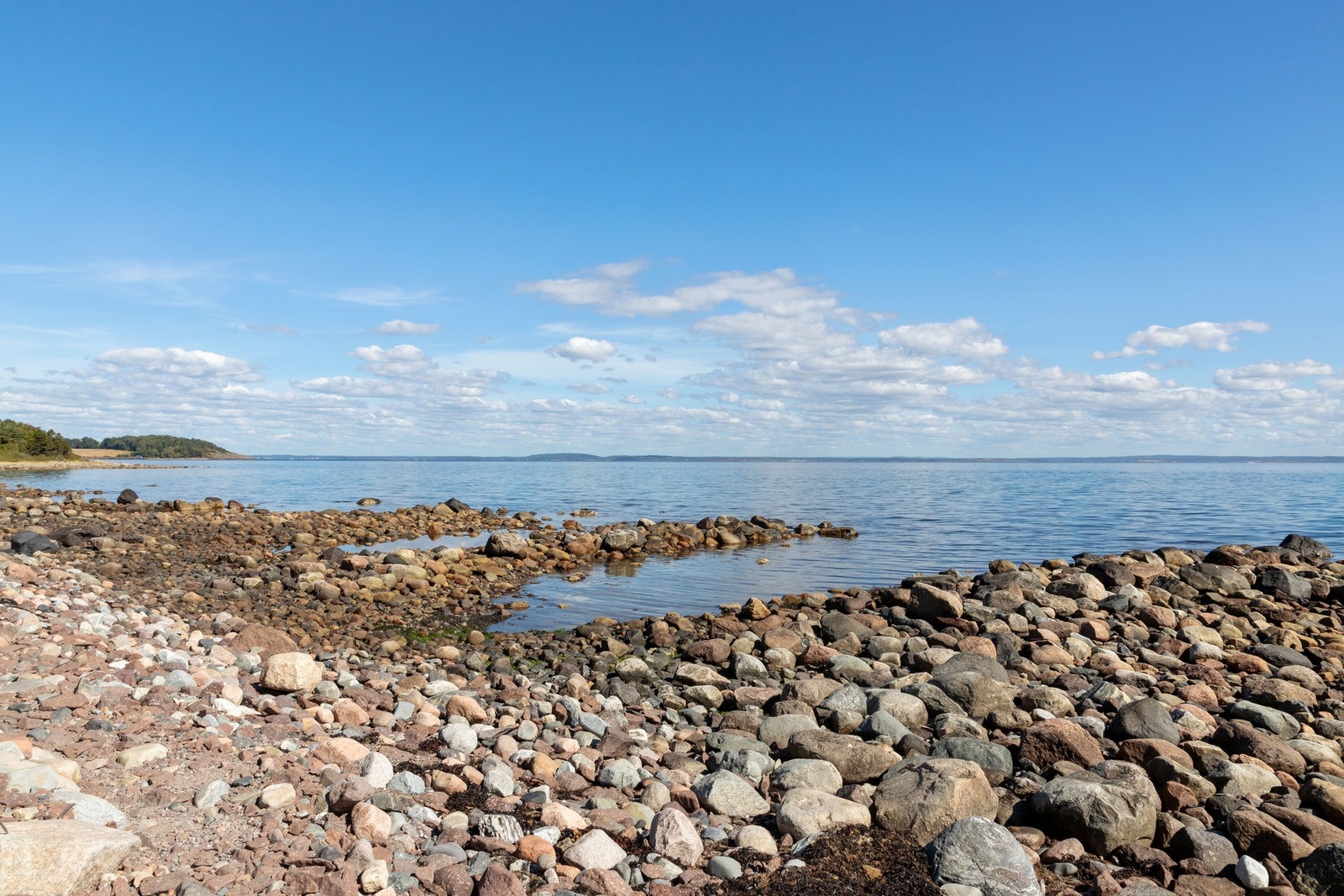 Tinglyst båtplass. 12 fot Askeladden robåt medfølger salget. Den ligger på land rett ovenfor båtplassen. Galleribilde