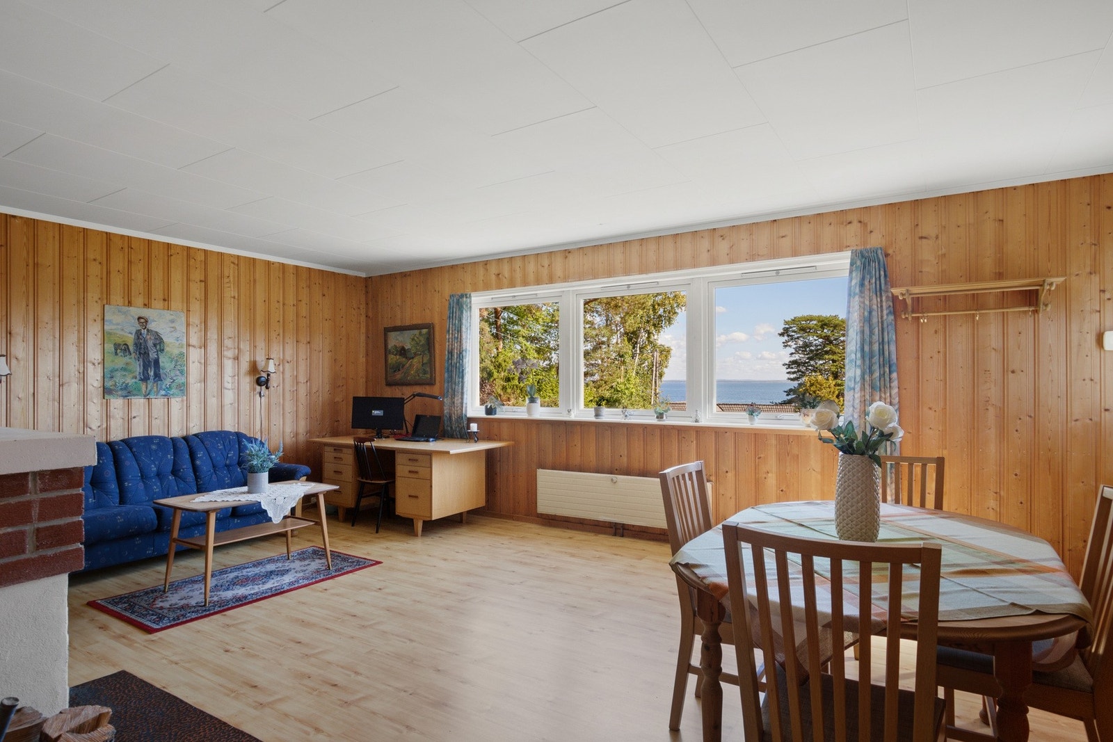 Stue 2: Lun og romslig stue med peis og god plass til flere møbleringssoner. Galleribilde