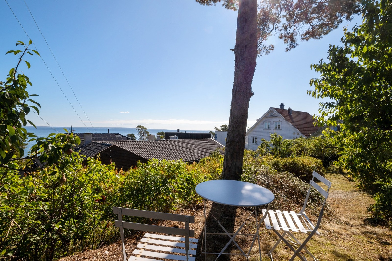 Fra deler av tomten kan man nyte flott utsyn mot sjøen. Galleribilde