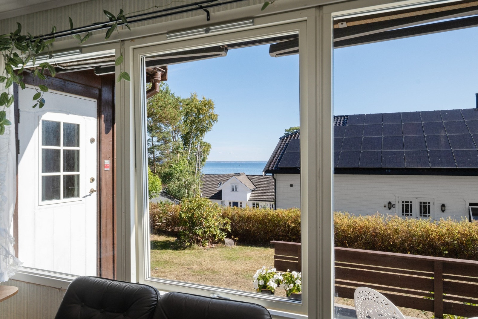 Utenfor stuen og inngangspartiet er det en romslig uteplass på ca. 21 m², med god plass til utemøbler. Galleribilde