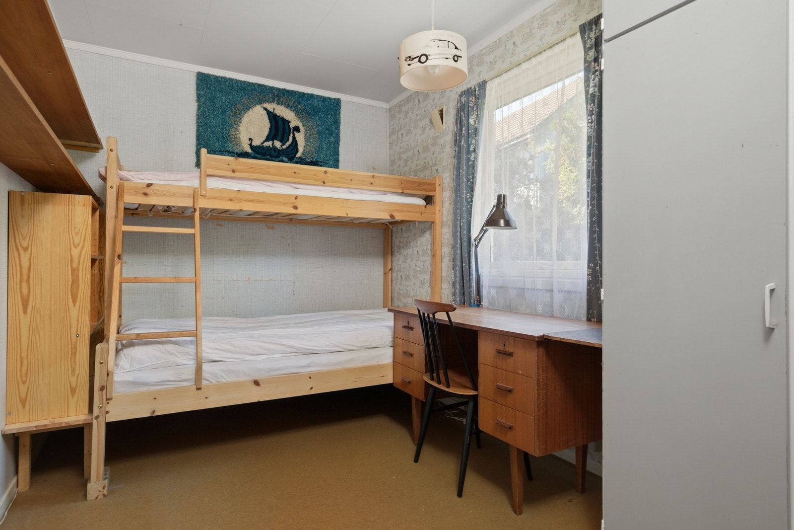 Soverom 3: Praktisk soverom med plass til både seng, skrivebord og oppbevaring. Galleribilde