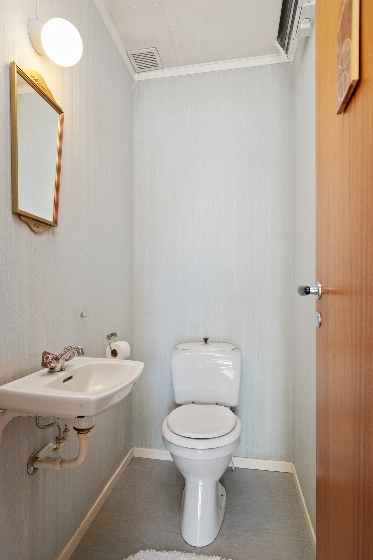 WC 1/ toalettrom1: Praktisk separat toalettrom med servant.Praktisk separat toalettrom med servant. Galleribilde