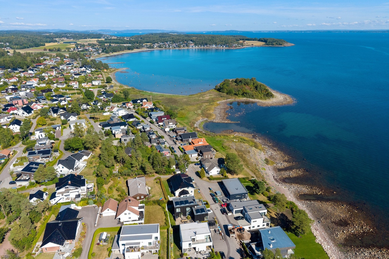 Attraktiv beliggenhet i et etablert boligområde med sjøen og kystlandskapet tett på. Galleribilde