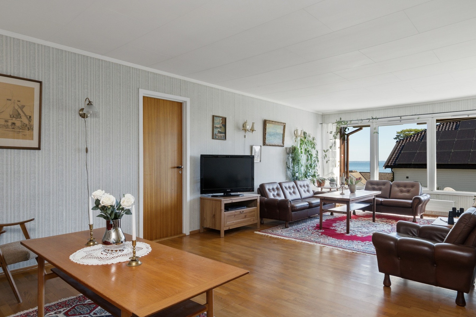 Store vindusflater sørger for rikelig med naturlig lys og flott sjøutsikt. Galleribilde