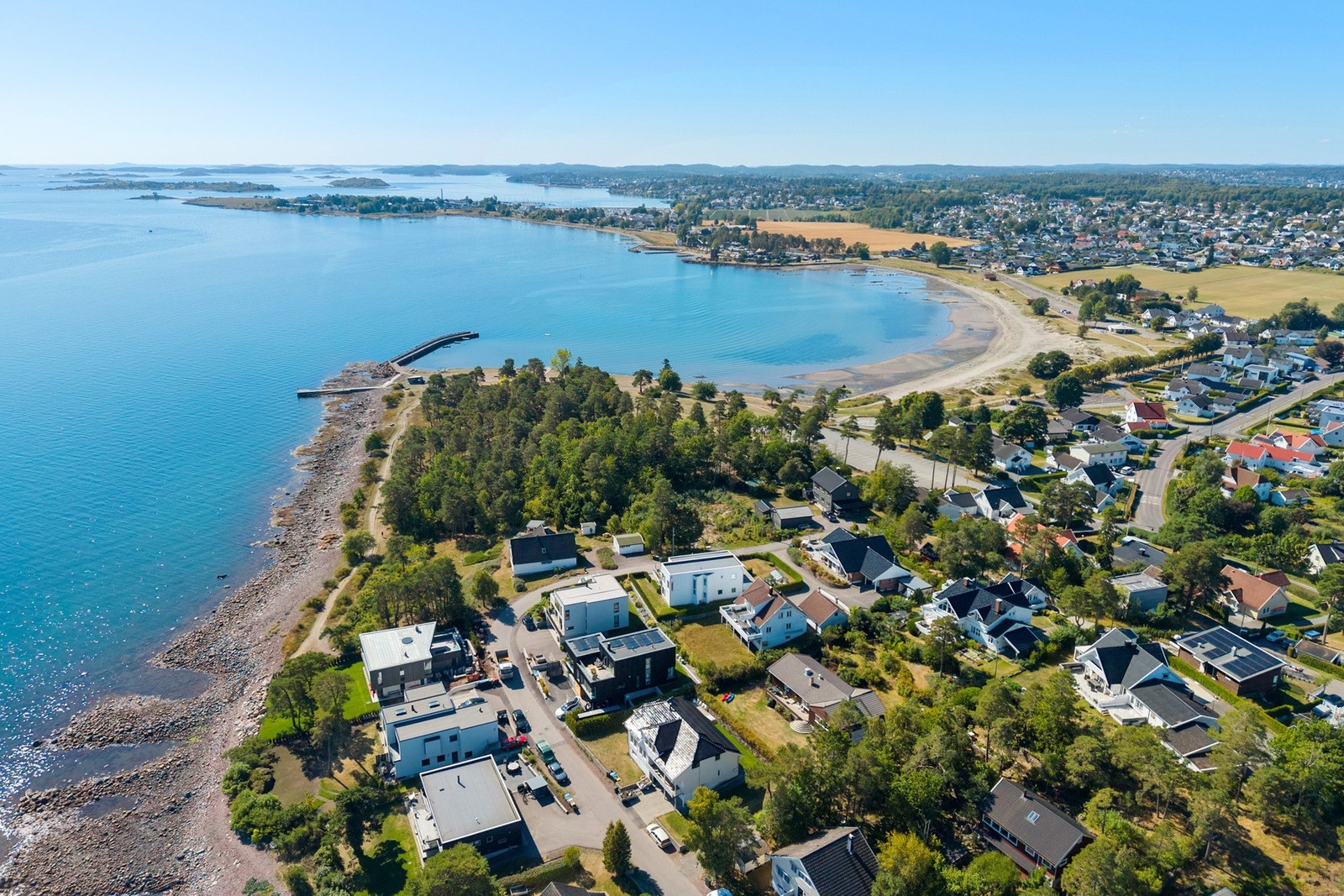 Området byr på flotte omgivelser med nærhet til både sjø, strand og fine rekreasjonsmuligheter.
Kort vei til Ringshaugstranden. Galleribilde
