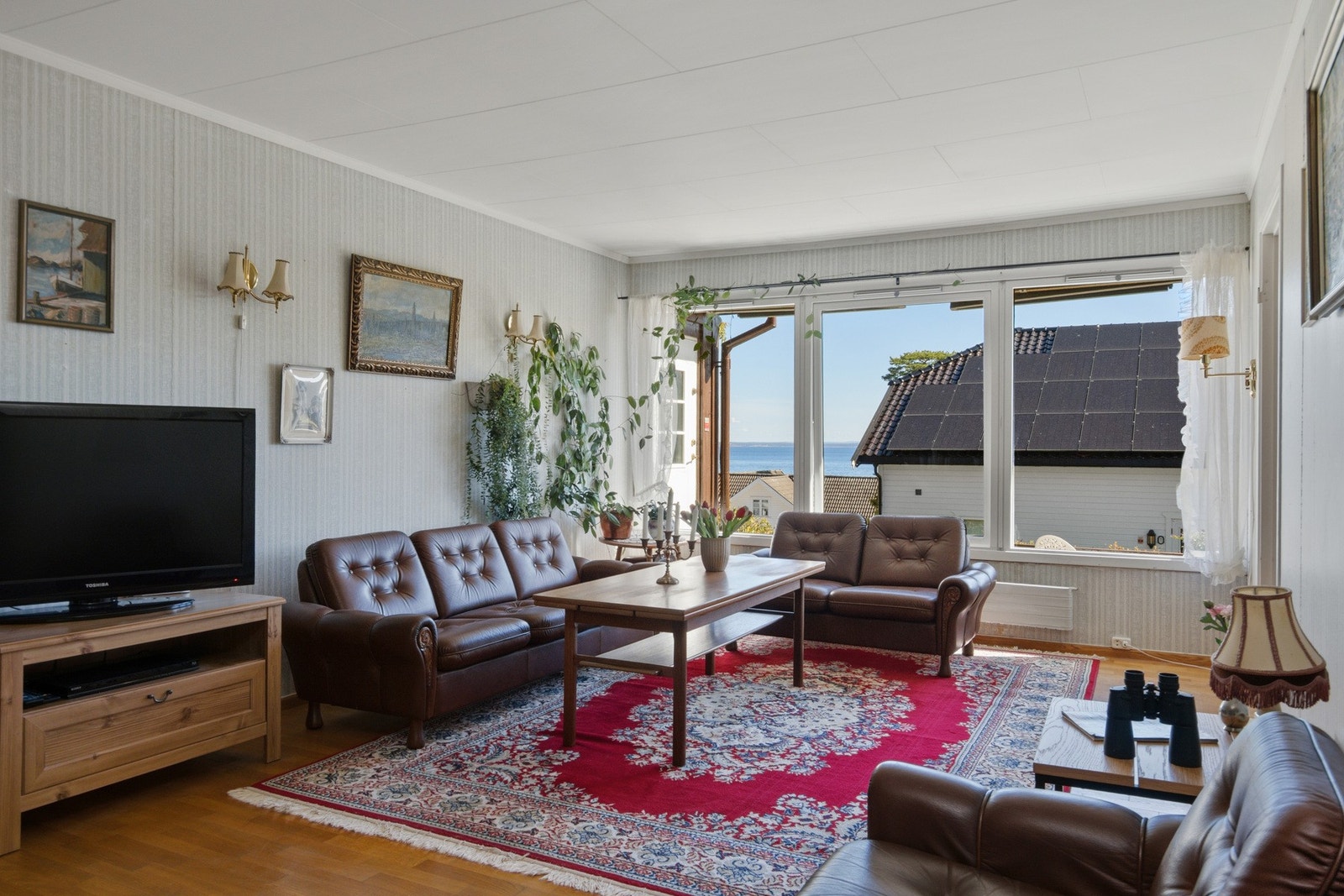 Romslig og lys stue med god plass til flere sittegrupper. Galleribilde
