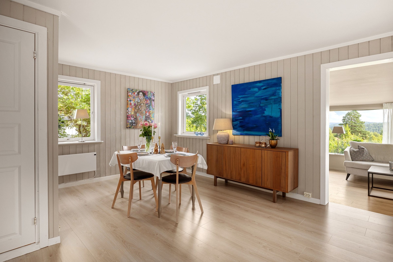 Fra spisestuen er det åpen passasje til stuen i tilbygget. Galleribilde