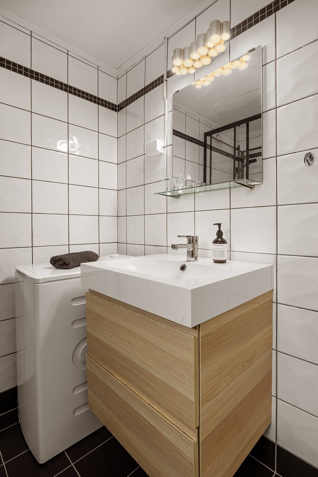 Bad med flislagt gulv med gulvvarme og opplegg for vaskemaskin. Galleribilde