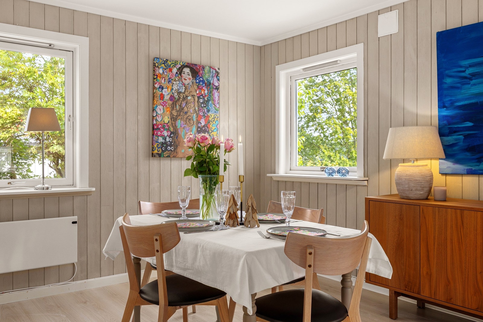 Vinduer slipper inn rikelig med dagslys. Galleribilde