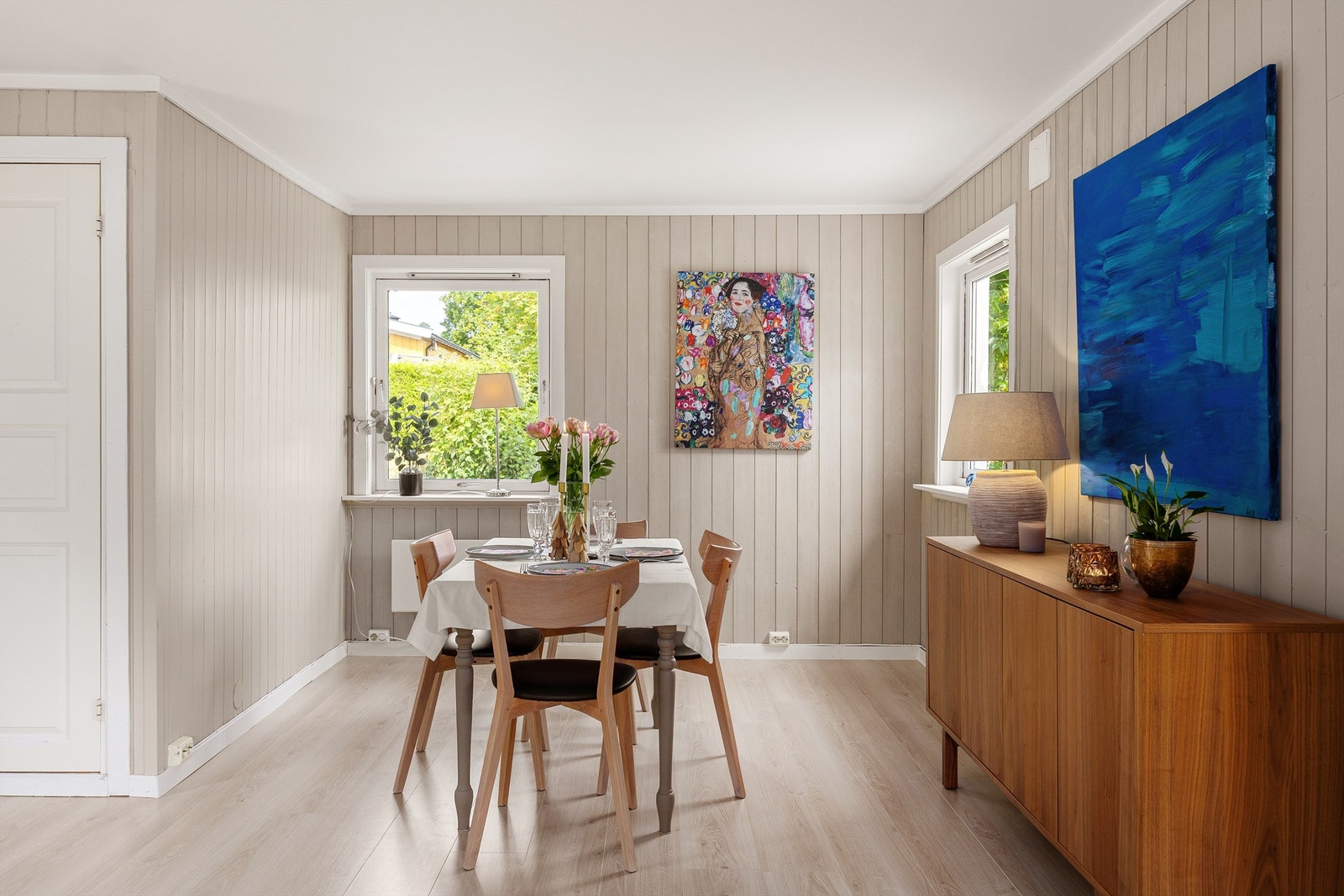 Spisestuen har malte panelvegger og laminat på gulvet. Galleribilde