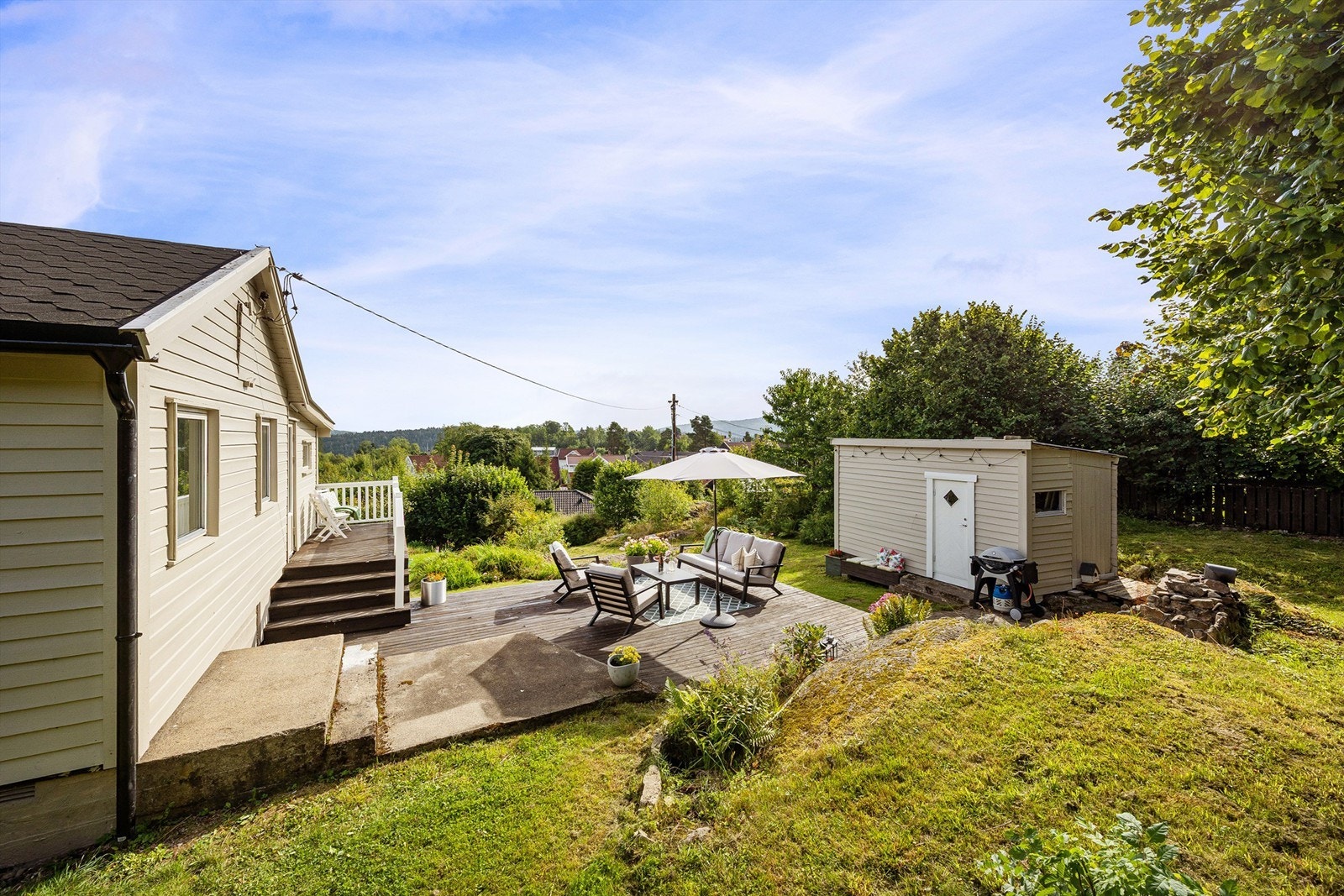 Eiendommen har en stor terrasse og en praktisk redskapsbod. Galleribilde