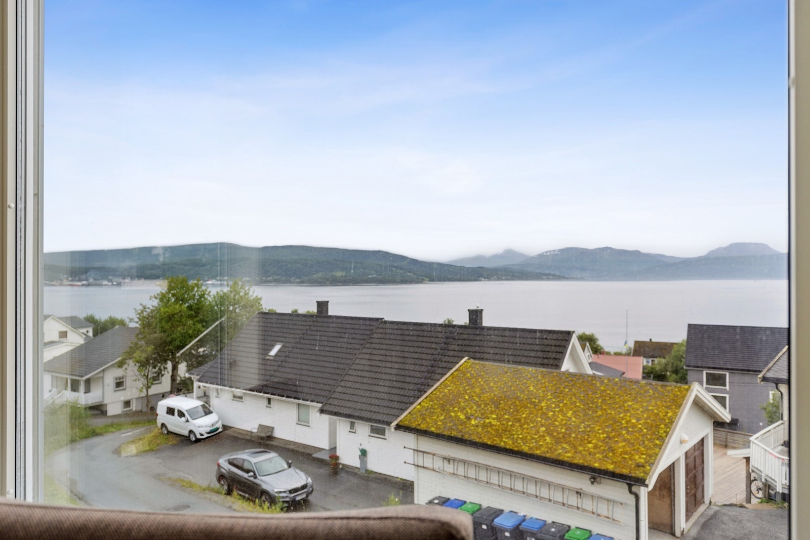 Utsikten kan nytes fra hele oppholdsrommet. Galleribilde